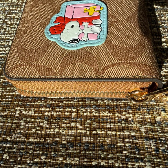 Coach x Peanuts Snoopy Patches Zip Around Accordion Wallet Wristlet - Picture 8 of 16